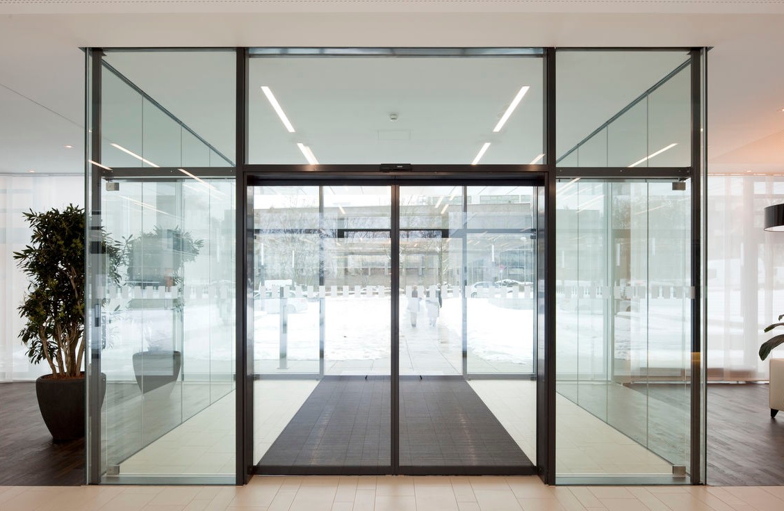 Puerta automática de cristal para universidad Madrid